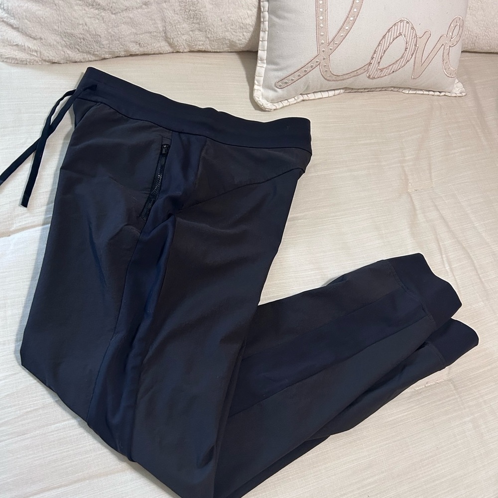 Woman’s Athleta Headlands Hybrid Joggers size 4